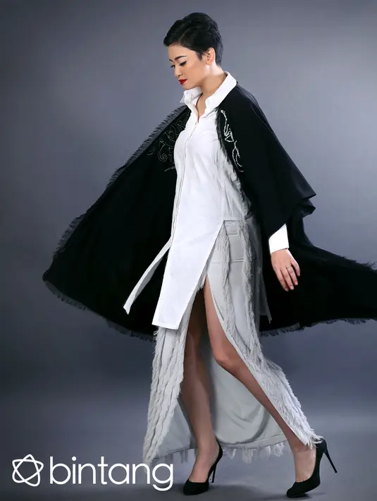 “Tapi saya sadar sudah tak mau lagi diperbudak oleh defenisi cantik industri hiburan yang selalu memuja perempuan yang bertubuh langsing. Saya berontak dan mencoba realistis dengan keadaan,” kata ibu satu anak ini. (Febio Hernanto/Bintang.com)