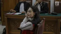 Aktris Jeniffer Dunn saat menjalani sidang perdana penyalahgunaan narkoba di Pengadilan Negeri Jakarta Selatan, Kamis (5/4). Sidang tersebut beragendakan pembacaan dakwaan. (Liputan6.com/Faizal Fanani)