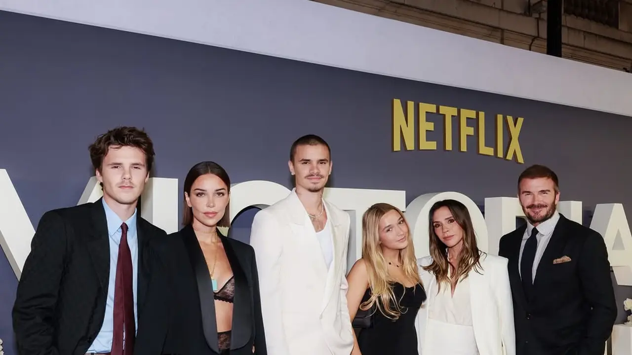 Gaya Kompak Keluarga Beckham di Premiere Serial Dokumenter Victoria Beckham dengan Outfit Modis Hitam Putih