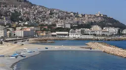 Suasana pantai yang sepi pengunjung di Aljir, Aljazair, Senin (27/7/2020). Pemerintah Aljazair pada 26 Juli mengumumkan akan memperbarui kebijakan karantina wilayah (lockdown) parsial selama 15 hari di 29 provinsi guna mencegah penyebaran COVID-19. (Xinhua)