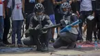 Pengunjuk rasa anti kudeta menguji senjata rakitan yang dibuat untuk berperang dengan pasukan keamanan pemerintah di Yangon, Myanmar, Rabu (17/3/2021). Demonstrasi menentang kudeta militer Myanmar terus berlangsung dan mendapat tindakan keras oleh pasukan keamanan. (AP Photo)