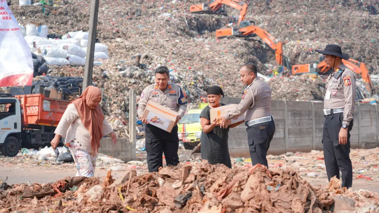 Polri menggelar kegiatan bakti sosial bagi masyarakat di sekitar Tempat Pembuangan Akhir (TPA) Burangkeng, Kecamatan Setu, Kabupaten Bekasi, Jumat (19/6/2026) (Istimewa)