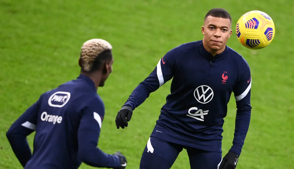 Penyerang Prancis, Kylian Mbappe (kanan) mengambil bagian dalam sesi latihan di stadion Stade de France di Saint-Denis, Paris (16/11/2020). Prancis akan menghadapi Swedia pada matchday Grup A3 UEFA Nations League 2020/21 di Stade de France, Saint-Denis, Paris. (AFP/Franck Fife)