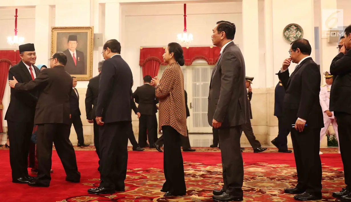 Sejumlah menteri antre memberi selamat kepada Kepala BNN Irjen Heru Winarko usai pelantikan di Istana Negara, Jakarta, Kamis (1/3). Presiden Jokowi berharap Heru dapat menelurkan standar pengelolaan organisasi yang baik di BNN. (Liputan6.com/Angga Yuniar)
