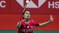 Pebulu tangkis Indonesia,&nbsp;Gregoria Mariska Tunjung bersaing melawan pebulu tangkis China, Chen Yufei pada laga Grup A BWF World Tour Finals nomor tunggal putri yang berlangsung di Bangkok, Thailand, Rabu (07/12/2022). (AP/Sakchai Lalit)