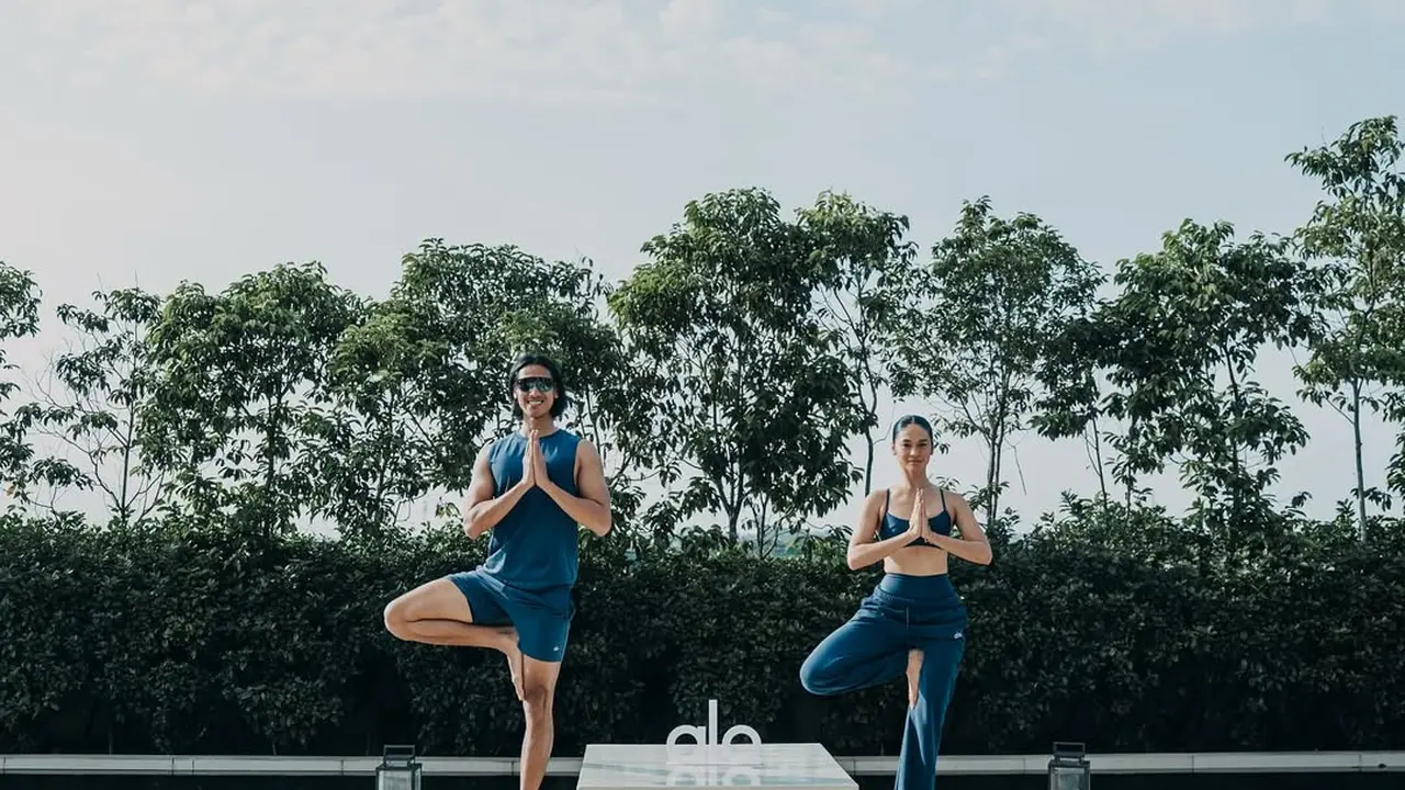 Potret Tubuh Kekar Hana Malasan Berbalut Athleisure Saat Yoga Bareng Kekasih