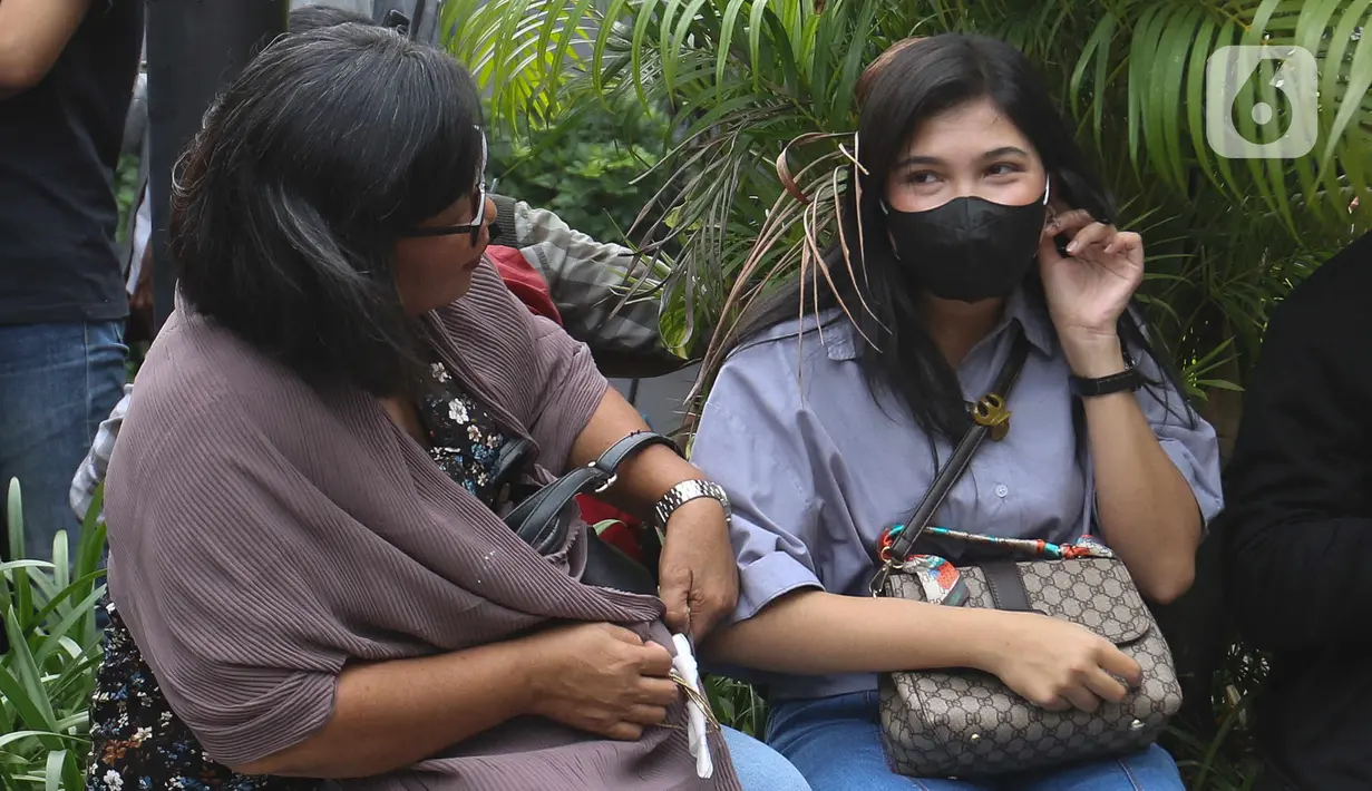 Kekasih dan ibunda Brigadir Nofryansyah Yosua Hutabarat atau Brigadir J, Vera Simajuntak dan Rosti Simanjuntak, tiba di salah satu hotel di kawasan Jakarta Barat, Kamis (29/9/2022). Kedatangan mereka di Jakarta terkait berkas perkara kasus pembunuhan Brigadir J telah lengkap atau P21. (Liputan6.com/Herman Zakharia)