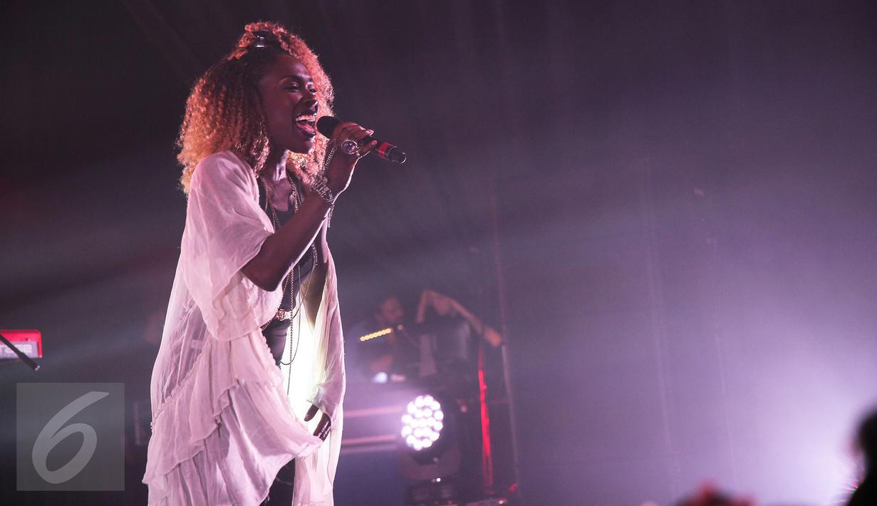 Grup band Clean Bandit tampil dalam konser yang bertajuk "Clean Bandit Live in Jakarta" di Jakarta, Selasa (8/12). Clean Bandit adalah sebuah grup musik elektronik asal Inggris yang dibentuk pada tahun 2009. (Liputan6.com/Faizal Fanani)