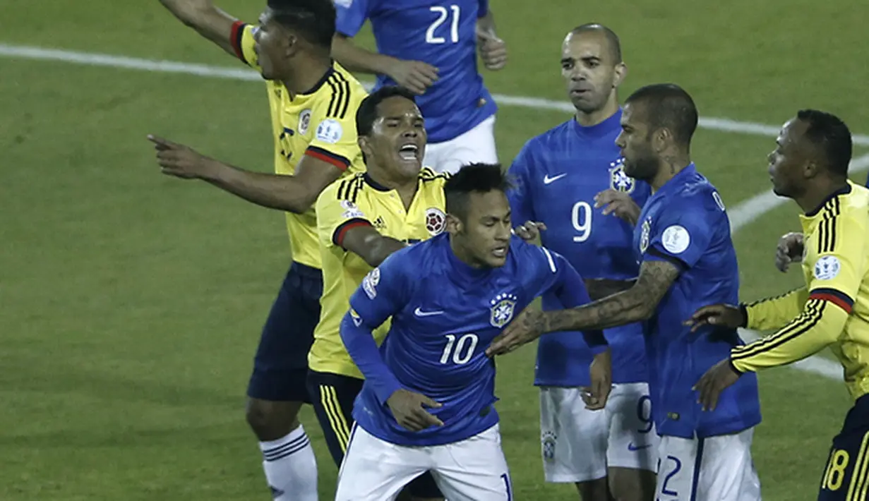 Insiden dorong mendorong Carlos Bacca (belakang) dengan Neymar. (AP Photo/Silvia Izquierdo)