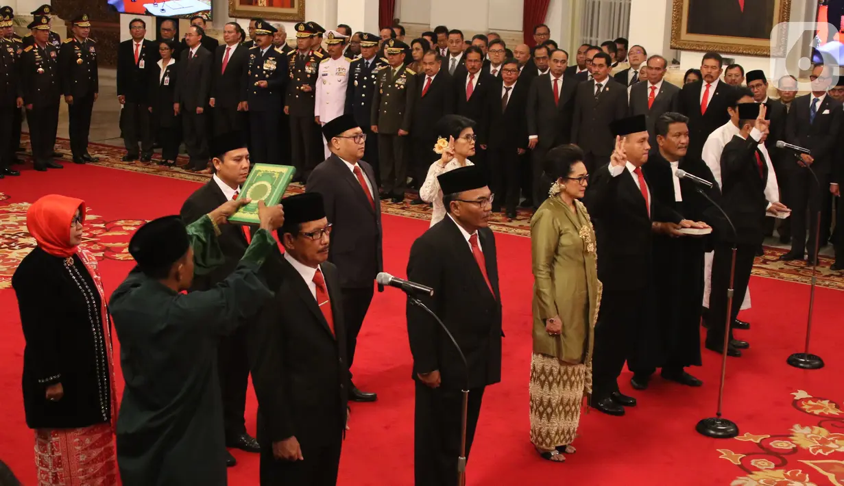 Komisioner Komisi Kejaksaan RI diambil sumpahnya saat mengikuti upacara pelantikan di Istana Negara, Jakarta, Jumat (1/11/2019). Jokowi melantik sembilan komisioner Komisi Kejaksaan RI periode 2019-2023. (Liputan6.com/Angga Yuniar)