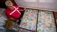 Pria Serbia, Zoran Milosevic dengan koleksi uang kertas dan koin dari seluruh dunia di rumahnya desa Pavlovci, Belgrade, 10 September 2018. Selama 36 tahun, pria yang bekerja sebagai tukang kunci itu mengumpulkan mata uang dunia. (AFP/ANDREJ ISAKOVIC)