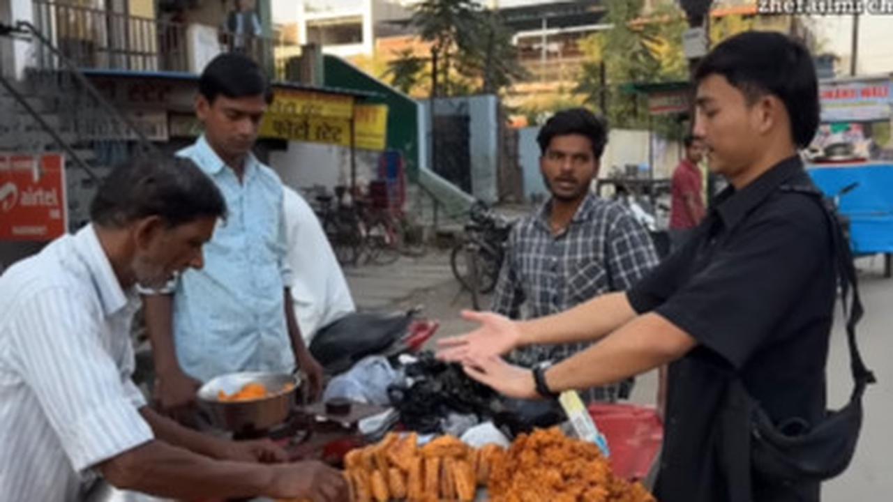 Unik Banget, Beli Gorengan Untuk Takjil di India Sistemnya Pakai Timbangan