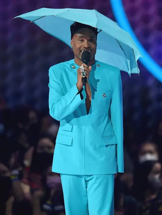 Billy Porter tampil mengenakan setelan all blue, dengan jaket, celana panjang, dan aksesori bernuansa quirky, yaitu topi payung. Foto: Instagram.
