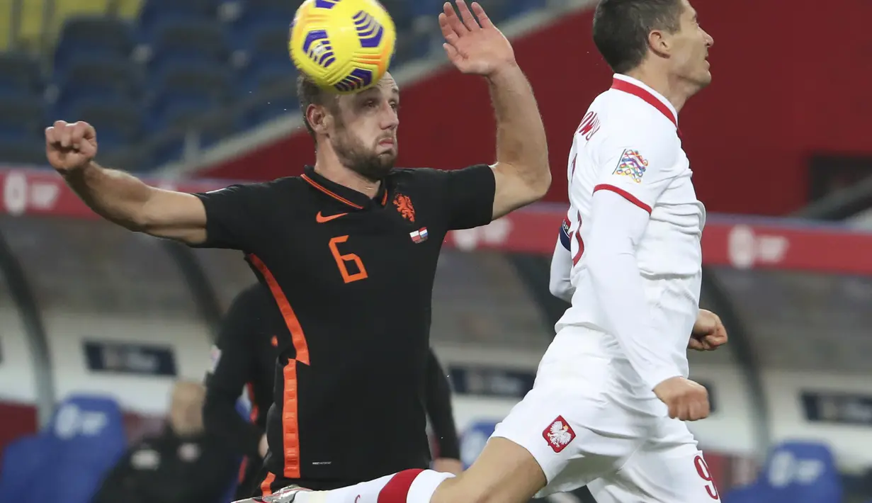 Bek Belanda, Stefan de Vrij berebut bola dengan penyerang Polandia, Robert Lewandowski pada pertandingan UEFA Nations League di Silesian Stadium, Polandia, Rabu (18/11/2020). Tim asuhan Frank de Boer berada di posisi kedua Grup A1 dibawah Italia. (AP Photo/Czarek Sokolowski)