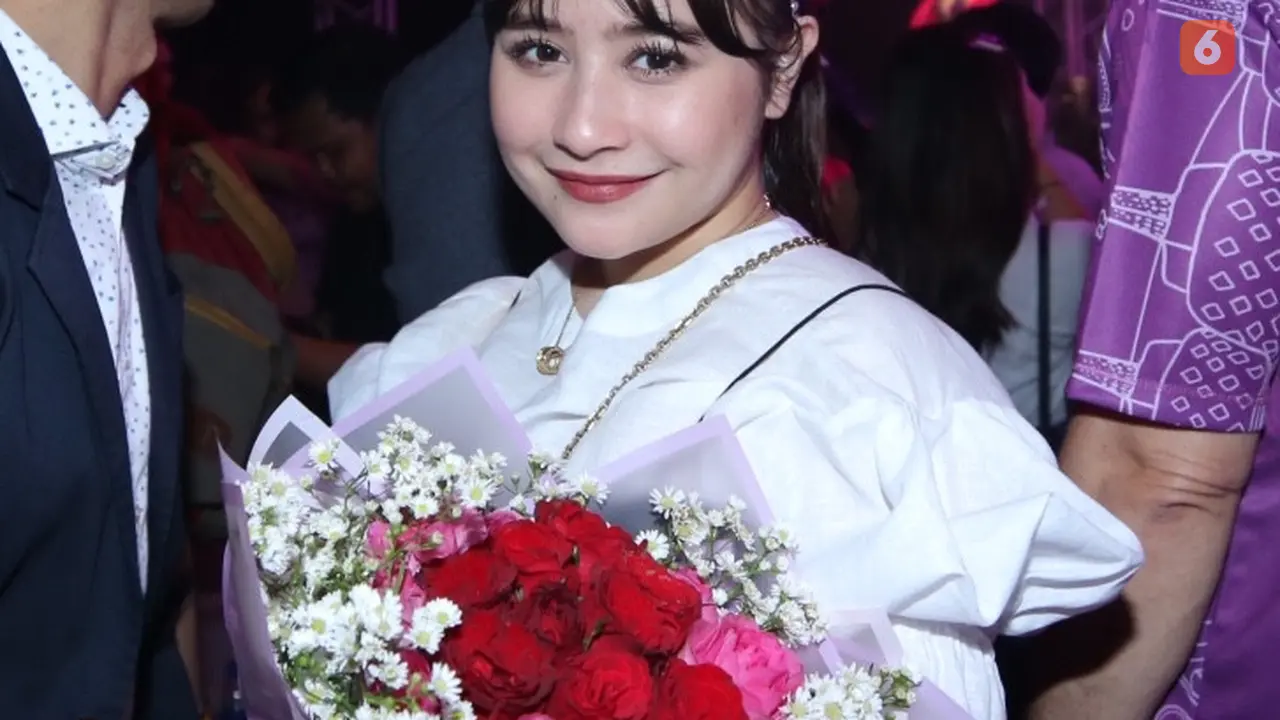 6 Potret Prilly Latuconsina Tanpa Makeup, Tetap Memesona