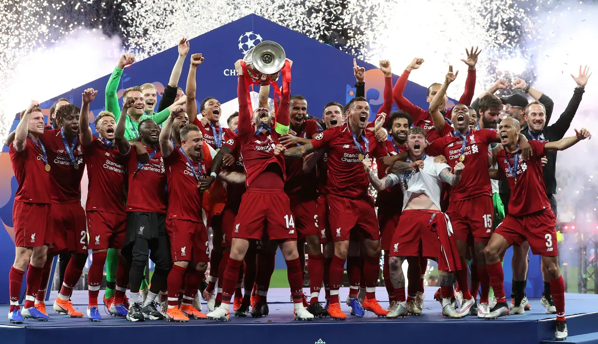 Pemain Liverpool Jordan Henderson mengangkat trofi juara Liga Champions usai mengalahkan Tottenham Hotspur di Stadion Wanda Metropolitano, Madrid, Spanyol, Sabtu (1/6/ 2019). (AP Photo/Francisco Seco)