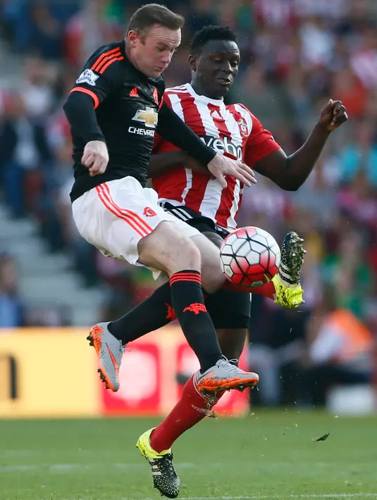Penyerang MU, Wayne Rooney (kiri) berebut bola dengan bek Southampton, Victor Wanyama pada lanjutan Liga Premier Inggris di Stadion St. Mary, Minggu (20/9/2015). MU menang atas Southampton dengan skor 3-2. (Reuters/Stefan Wermuth)