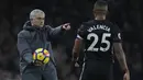 Pelatih Manchester United, Jose Mourinho (kiri) memberikan instruksi kepada Antonio Valencia saat melawan Arsenal pada lanjutan Premier League di Emirates Stadium, London, (2/12/2017). MU kandaskan Arsenal 3-1. (AFP/Adrian Dennis)