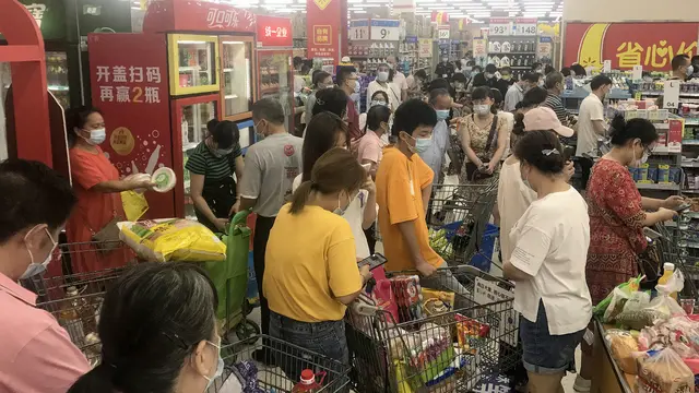 Covid-19 Kembali, Warga Wuhan Langsung Padati Supermarket