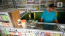 Hendri (37) penjual jamu aduk menunggu pembeli di kawasan Pamulang, Tangerang Selatan, Banten, Senin (289/2020). Menurutnya penjualan jamu aduk pada masa musim pandemi Covid 19 satu bulan ini penjualan meningkat hingga 200 persen dibandingkan bulan sebelumnya. (merdeka.com/Dwi Narwoko)