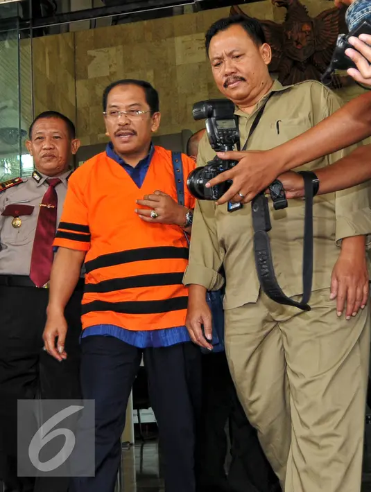 Ilham Arief Sirajuddin berjalan usai menjalani pemeriksaan di gedung KPK, Jakarta, Selasa (28/7/2015). Ilham diduga tersangkut korupsi pelaksanaan kerja sama rehabilitasi dan transfer kelola air di PDAM Makassar 2006-2012. (Liputan6.com/Yoppy Renato)