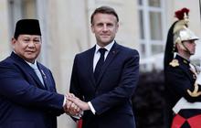 FOTO: Momen Prabowo Hadiri Jamuan Makan Malam Presiden Prancis Emmanuel Macron, Disambut Senyum dan Peluk Hangat
