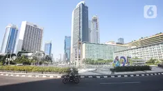 Kondisi lalu lintas di kawasan Bundaran HI, Jakarta, Minggu (10/7/2022). Pemprov DKI Jakarta meniadakan hari bebas kendaraan bermotor (HBKB) atau car free day (CFD) pada 10 Juli karena bertepatan dengan Hari Raya Idul Adha 1443 H. (Liputan6.com/Faizal Fanani)