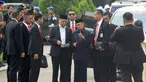 Presiden ke-3 RI BJ Habibie menghadiri pemakaman istri presiden ke-6 RI Susilo Bambang Yudhoyono (SBY), Ani Yudhoyono di Taman Makam Pahlawan (TMP) Kalibata, Jakarta, Minggu (2/6/2019). (Liputan6.com/JohanTallo)