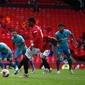 Penyerang Manchester United (MU), Marcus Rashford saat mengeksekusi penalti ke gawang Bournemouth di Old Trafford, Sabtu (4/7/2020). (Clive Brunskill/Pool via AP)
