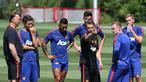 Komentar Luke Shaw : Ini pelatih kami, Albert Stuivenberg, menjelaskan tentang latihan passing. Setiap hari kami punya hal yang berbeda. Kami semua bekerja keras dan berharap bisa mempersiapkan diri dengan baik untuk musim baru. (ManUtd.com)