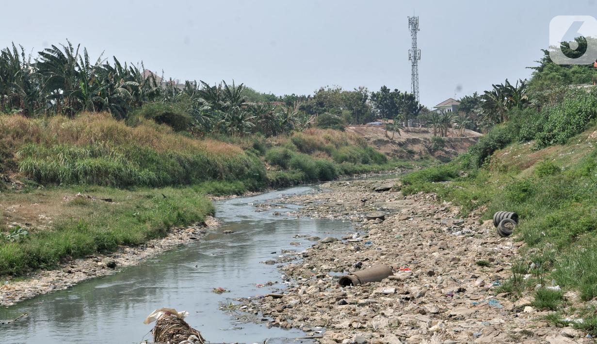 Pemandangan aliran Kali Bekasi yang menyurut di kawasan Margahayu, Bekasi, Jawa Barat, Selasa (8/10/2019). Musim kemarau berkepanjangan menyebabkan debit air Kali Bekasi menurun dan hampir mengering di beberapa titik. (merdeka.com/Iqbal Nugroho)