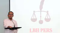 Menteri Tenaga Kerja Hanif Dhakiri memberikan sambutan pada acara “Refleksi Kebebasan Pers dan Malam Penggalangan Dana” di Studio SCTV, Jakarta, Rabu (1/7). Acara ini dalam rangka penggalangan donasi publik untuk LBH Pers. (Liputan6.com/Immanuel Antonius)
