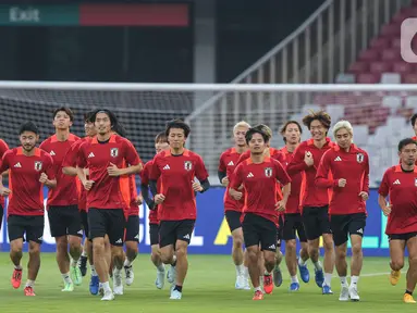 Pemain Timnas Jepang menjalani sesi latihan resmi di Stadion Utama Gelora Bung Karno, Senayan, Jakarta Pusat, Kamis (14/11/2024). (Liputan6.com/Angga Yuniar)