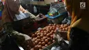 Pedagang menjual telur ayam di pasar tradisional di Jakarta, Kamis (6/12). Di tingkat pengecer, harga telur ayam mencapai Rp 28.000/kg. (Liputan6.com/Immanuel Antonius)