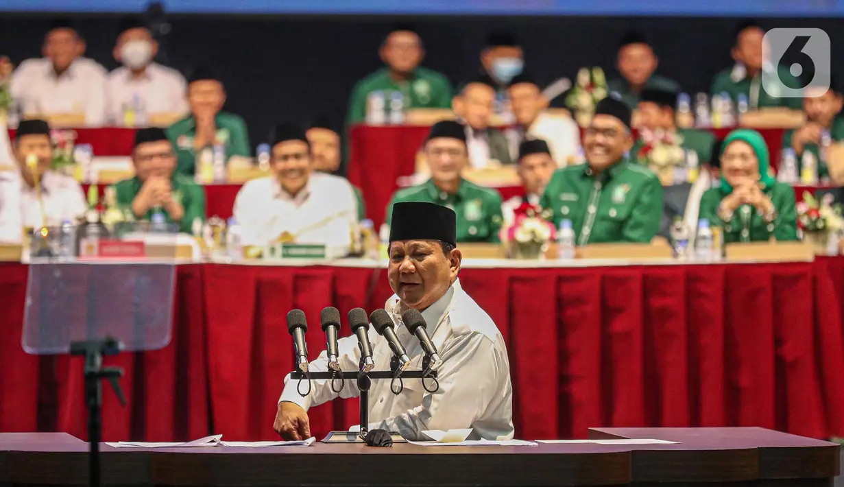 Ketua Umum Partai Gerindra Prabowo Subianto (bawah) menyampaikan pidato kebangsaan saat deklarasi koalisi antara Partai Gerindra dan Partai Kebangkitan Bangsa (PKB) dalam Rapimnas Gerindra di SICC, Sentul, Kabupaten Bogor, Jawa Barat, Sabtu (13/8/2022). Partai Gerindra dan PKB secara resmi menyatakan berkoalisi untuk pemilu 2024. (Liputan6.com/Faizal Fanani)