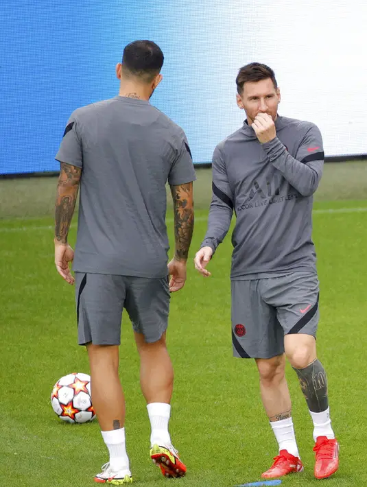 Penyerang PSG, Lionel Messi (kiri) saat mengikuti sesi latihan tim di Stadion Jan Breydel di Bruges, Belgia, Selasa (14/9/2021). PSG akan melawan Club Brugge pada Grup A Liga Champions di Stadion Jan Breydel. (AP Photo/Olivier Matthys)