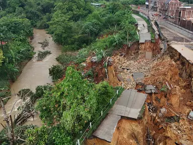 Foto udara memperlihatkan jalan yang terputusa akibat longsor di Kampung Karang Tengah, RT 02/RW 002, Kecamatan Pagedangan, Kabupaten Tangerang, Rabu (6/11/2024). (merdeka.com/Arie Basuki)