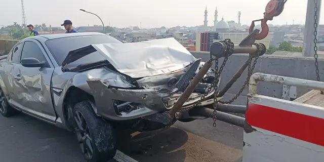 VW Tiguan Tabrak Mazda di Tol Wiyoto Wiyono