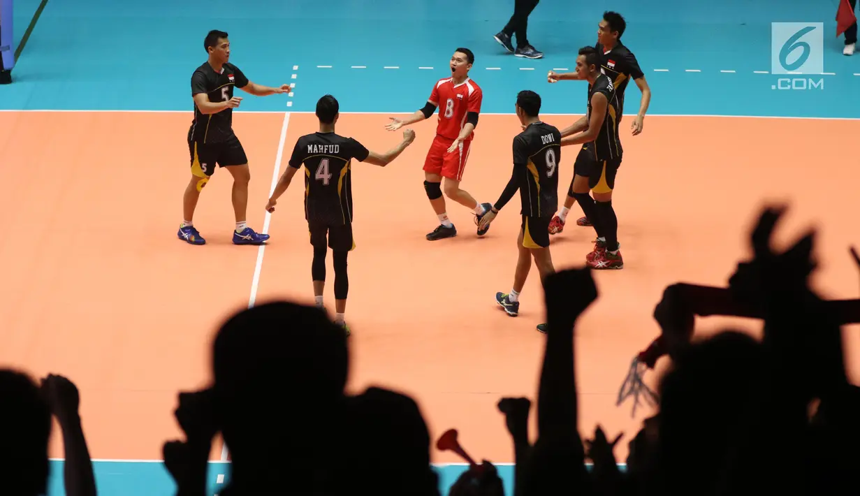 Suporter Timnas voli putra Indonesia bersorak saat menyaksikan laga Indonesia melawan Jepang di Semifinal Kejuaraan Voli Asia 2017 di GOR Tri Dharma, Gresik, Senin (31/7). Indonesia kalah 3-0 (17-25, 24-26, 23-25). (Liputan6.com/Helmi Fithriansyah)
