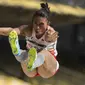 Atlet lompat jauh Indonesia, Maria Londa, melakukan lompatan saat tampil pada ajang SEA Games di Stadion Bukit Jalil, Kuala Lumpur, Jumat (25/8/2017). Maria meraih perak dengan lompatan 6,67 meter. (Bola.com/Vitalis Yogi Trisna)