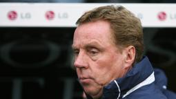 Harry Redknapp. Pelatih yang kini berusia 74 tahun ini membesut West Ham mulai 10 Agustus 1994 hingga 9 Mei 2001. Prestai terbaiknya adalah membawa The Hammers finish di peringkat kelima pada musim 1998/1999 dan menjuarai Piala Intertoto satu musim berikutnya. (Foto: AFP/Chris Ratcliffe)