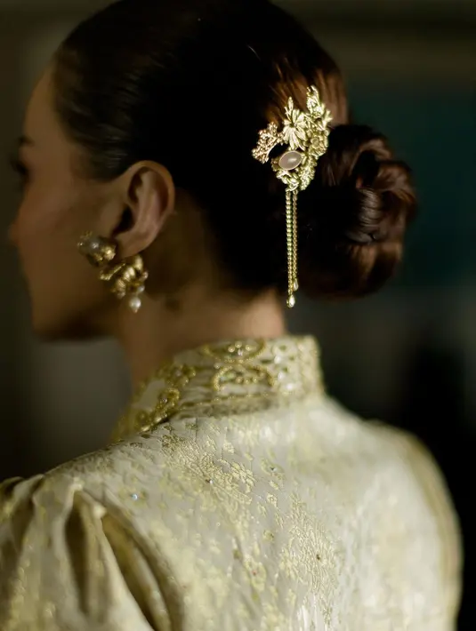 Hair stylist Eva Pical menata rambut sang aktris bergaya sleek updo.  [Foto: IG/fadlan_indonesia].