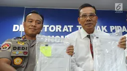 Wakil Dittipideksus Bareskrim Mabes Polri, Kombes Pol Daniel Tahi Monang dan Karo Penmas Divisi Humas Polri, Brigjen Pol Dedi Prasetyo memperlihatkan barang bukti saat rilis kasus pembobolan dana nasabah di Jakarta, Senin (24/9). (Merdeka.com/Arie Basuki)