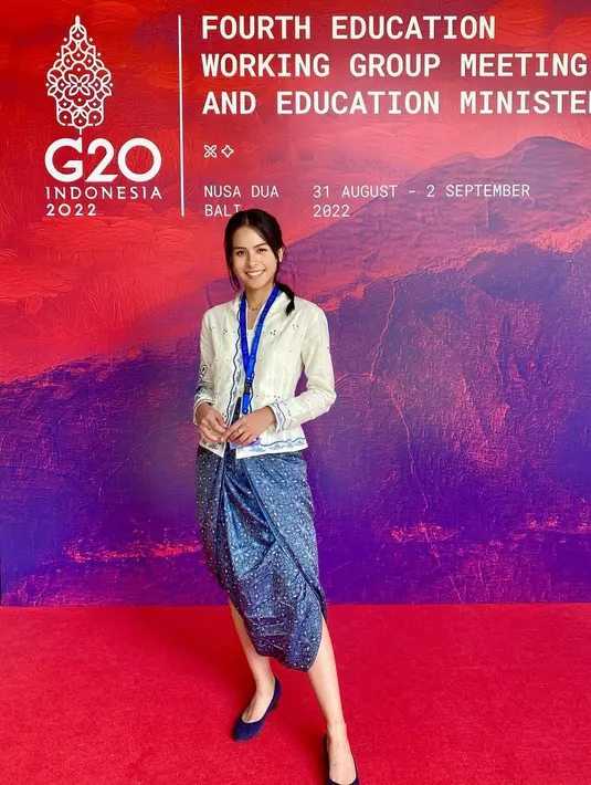 Wanita lulusan Universitas Stanford ini mendapatkan kesempatan langsung menjadi juru bicara dalam pertemuan G20 bidang kerjasama ekonomi Internasional. Maudy Ayunda terlihat menawan saat mengenakan kebaya dan rok batik pendek ini. (Liputan6.com/IG/@maudyayunda).