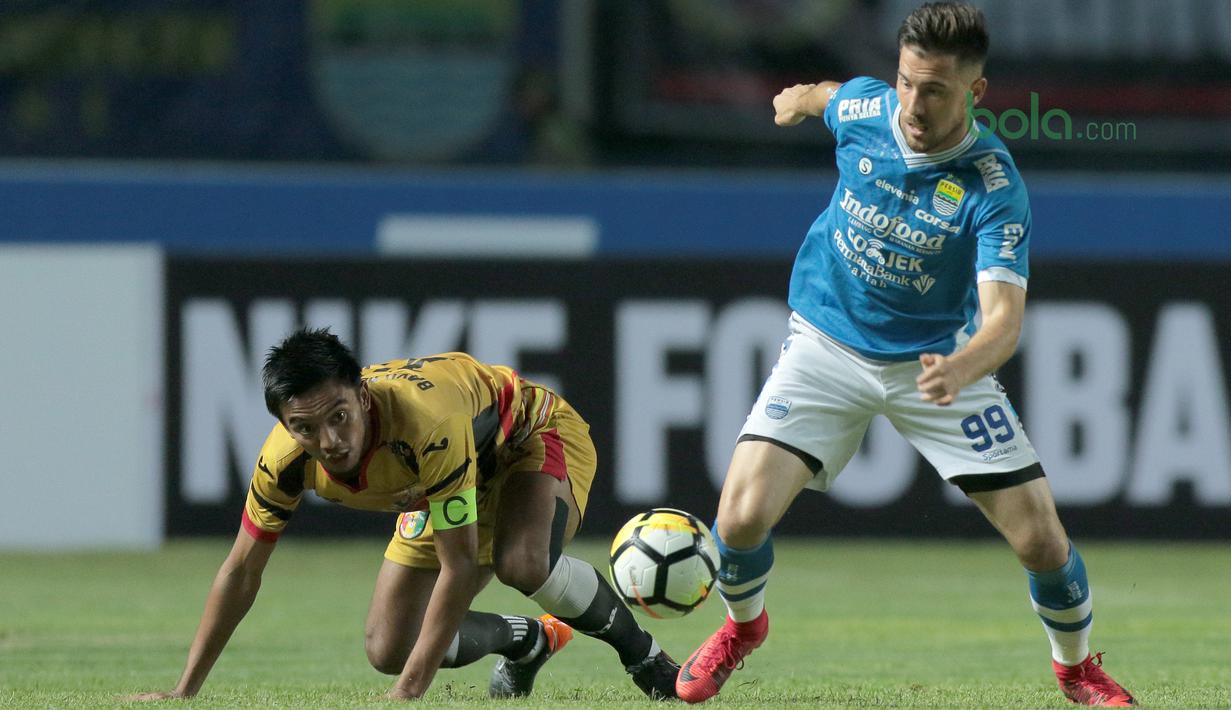 Duel pemain Persib Bandung, Jonathan Bauman (kanan) dan pemain MItra Kukar, Bayu Pradana pada laga Liga 1 Indonesia di GBLA, (8/4/2018). Persib Bandung menang 2-0. (Bola.com/Nick Hanoatubun)