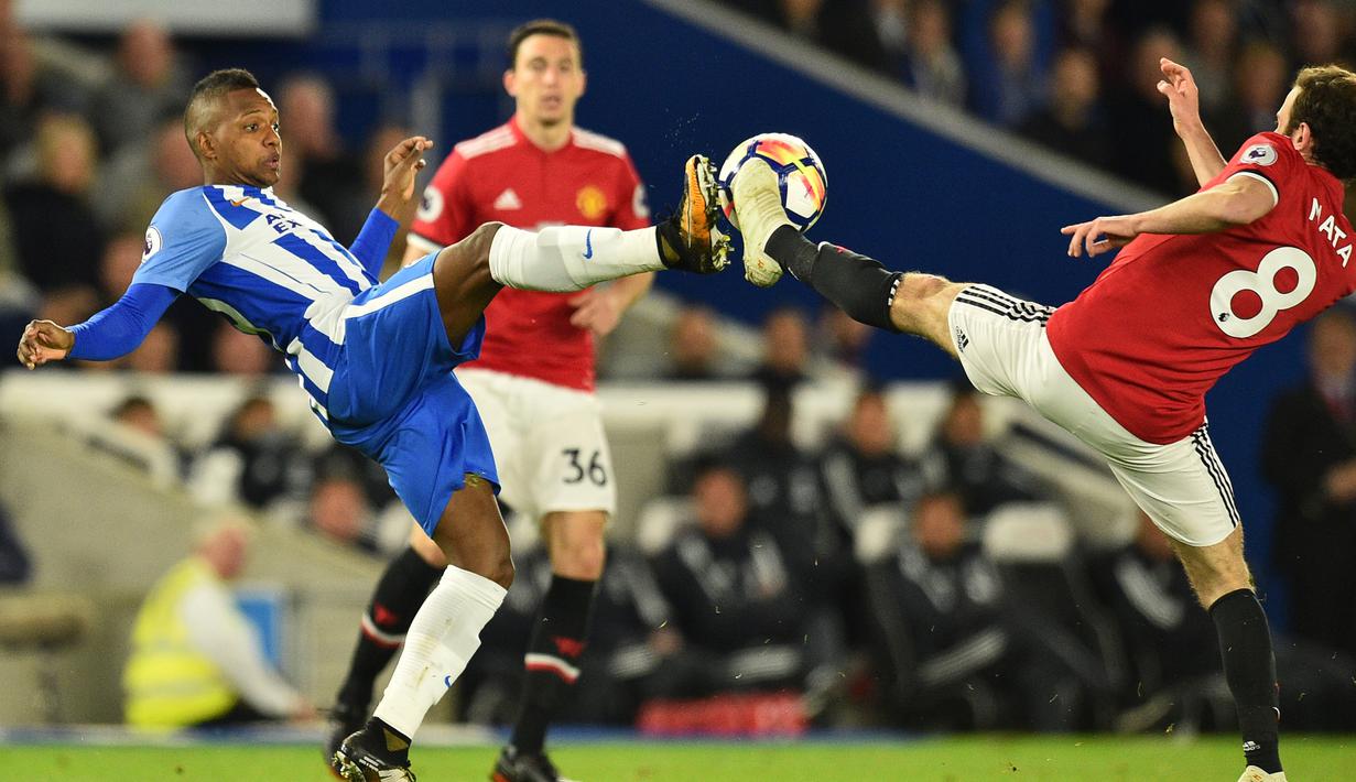 Aksi pemain Brighton, Jose Izquierdo (kiri) berebut bola dengan pemain Manchester United, Juan Mata pada lanjutan Premier League di AMEX Stadium, Brighton, (4/5/2018). MU kalah 0-1 dari Brighton. (AFP/ Glyn Kirk)