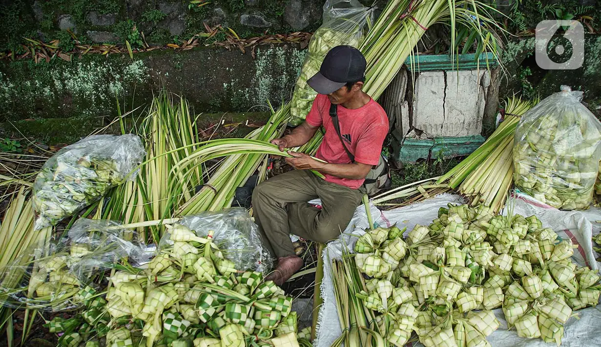 <p>Seorang pedagang tengah membuat kulit ketupat saat menunggu pembeli di Jakarta, Sabtu (30/4/2022). H-2 Lebaran 2022 penjualan kulit ketupat mengalami peningkatan dengan harga jual Rp 6 ribu untuk 10 lembar atau bahan dan Rp 10 ribu untuk harga perikat. (Liputan6.com/Faizal Fanani)</p>