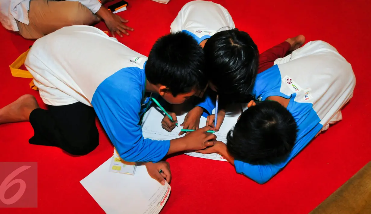 Sejumlah anak yatim ketika menulis surat untuk Presiden Jokowi di TMII, Jakarta, Minggu (19/6). Standardpen mengajak anak Indonesia kembali menulis dengan tangan melalui Gerakan Ayo Menulis dan membagikan Satu Juta Bolpoin. (Liputan6.com/Yoppy Renato)