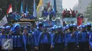 Buruh melakukan orasi diatas mobil menuju Istana Merdeka, Jakarta, Kamis (29/10/2015). Buruh menuntut agar Presiden Joko Widodo mencabut Peraturan Pemerintah Nomor 78 Tahun 2015 tentang Pengupahan. (Liputan6.com/Gempur M Surya)