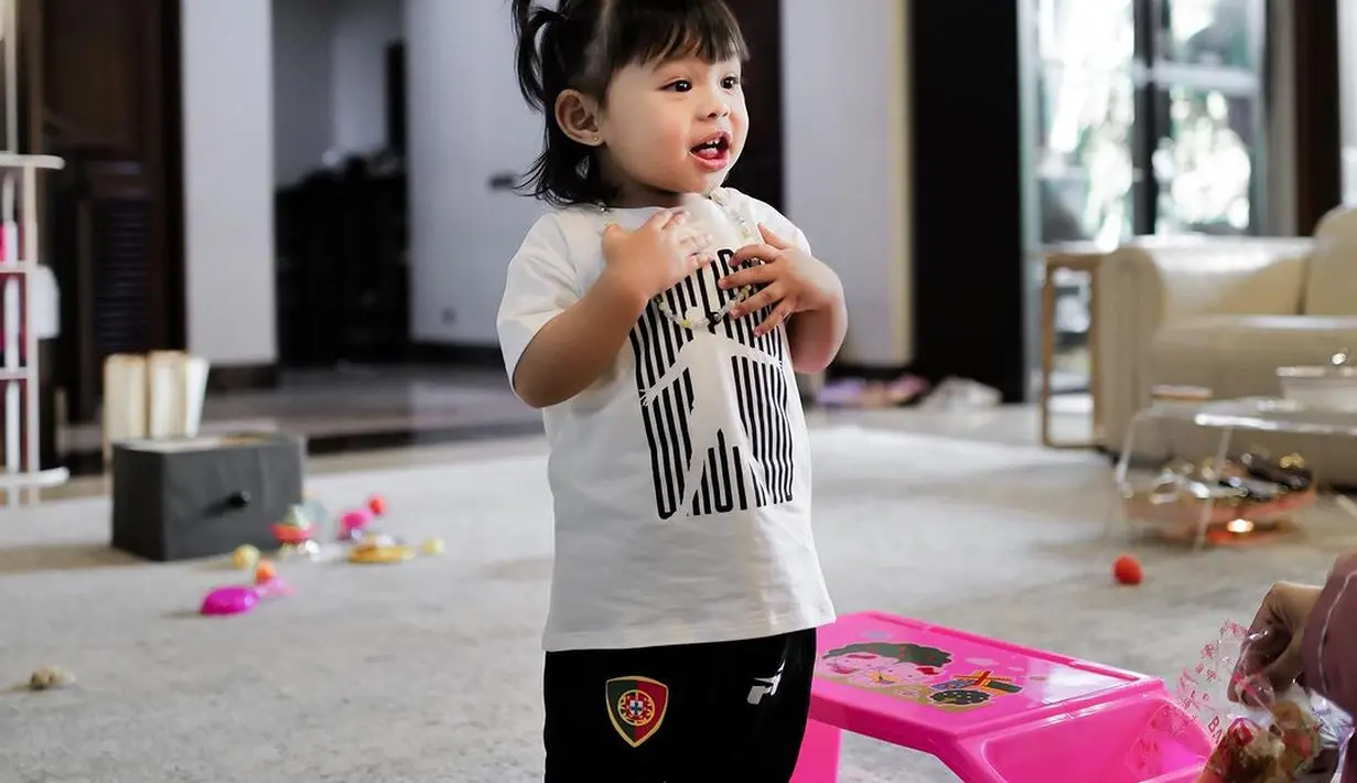 Ia mengenakan oversized putih bertuliskan bermotif hitam dan jogger pants hitam [@ameenaatta]